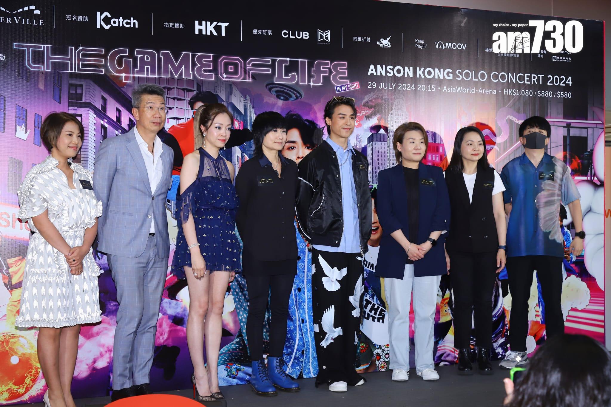 AK與主辦方嘉賓合照。(羅錦鴻攝)