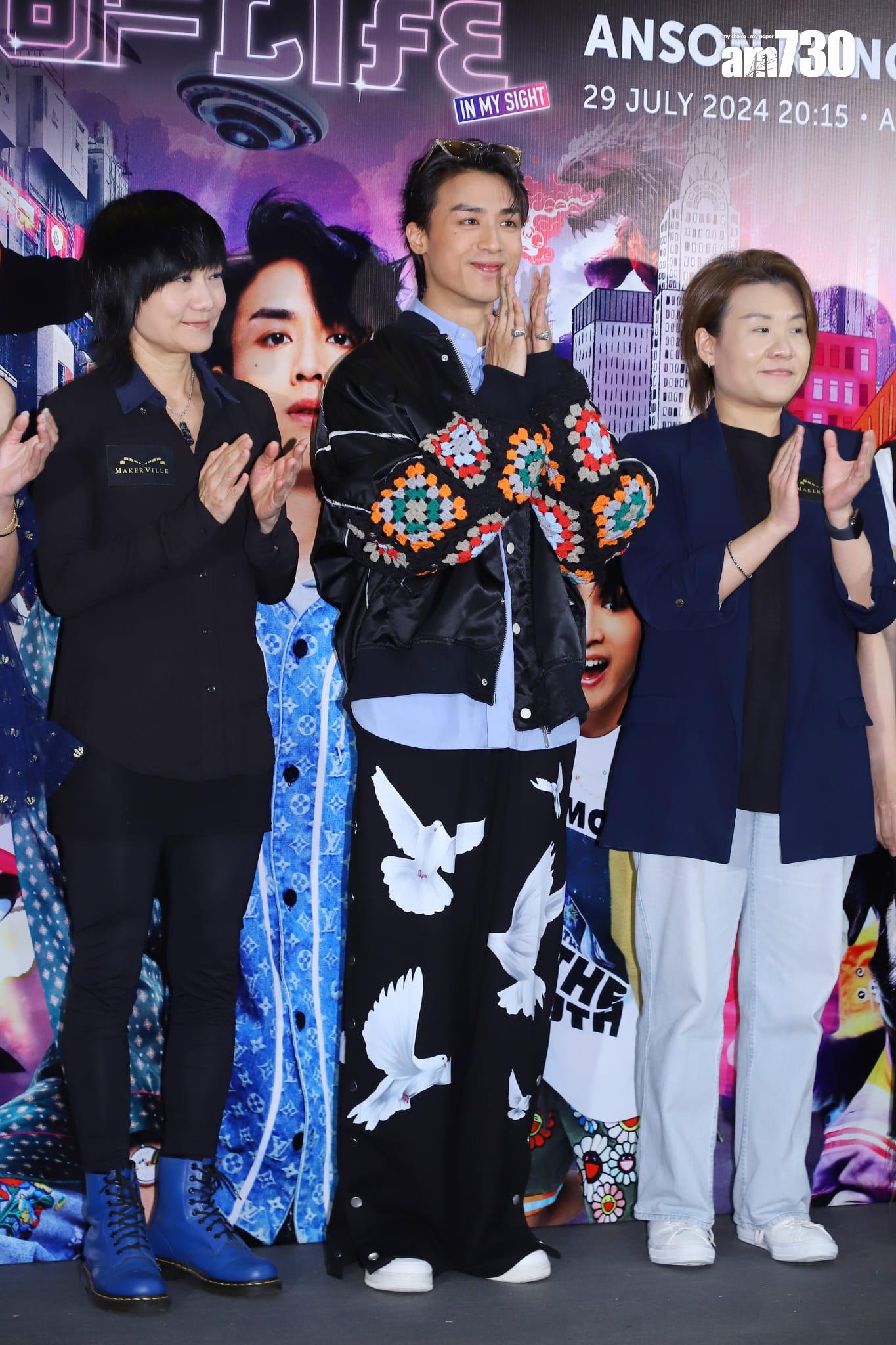 AK今日在記者會上宣布將於7月29日舉行首個個人演唱會,大批粉絲塞滿商場。(羅錦鴻攝)