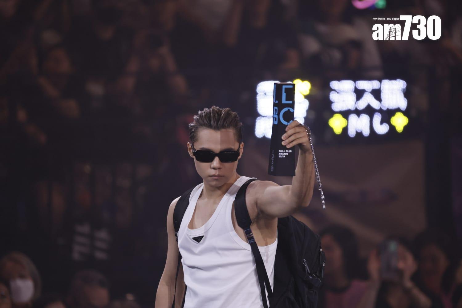 湯令山以白色背心及黑色背囊的打扮出現,令網民笑過不停。(蘇文傑攝)