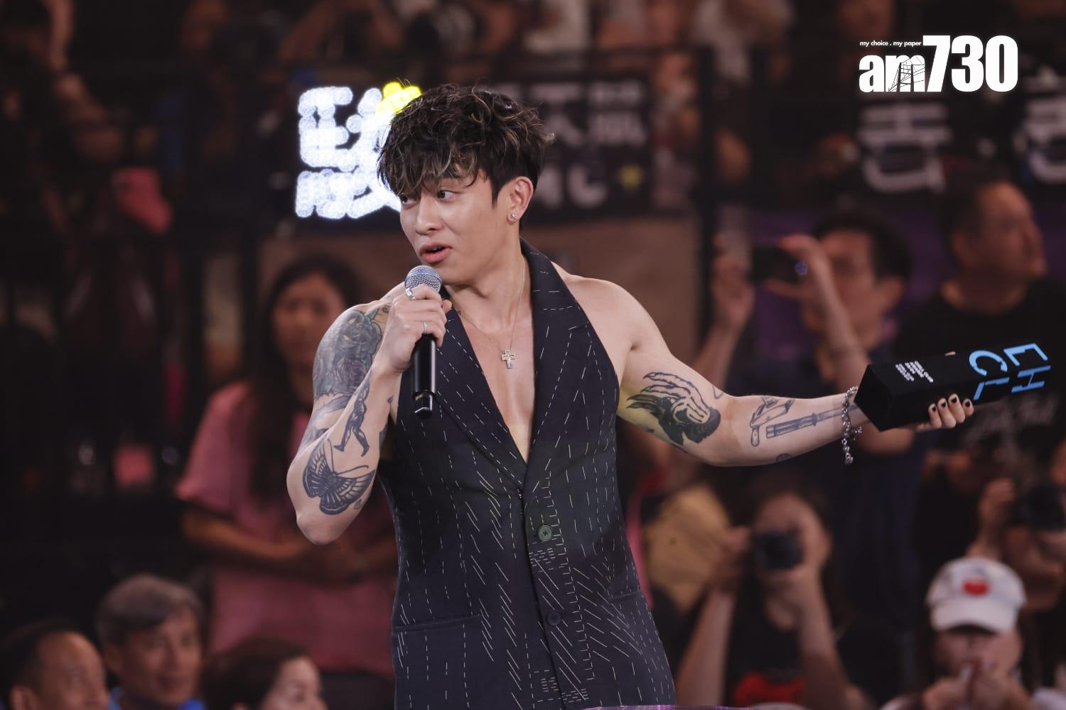 Tyson Yoshi代林家謙領「年度唱作人」獎,大爆金句:唔係佢勁,係你哋廢。(蘇文傑攝)