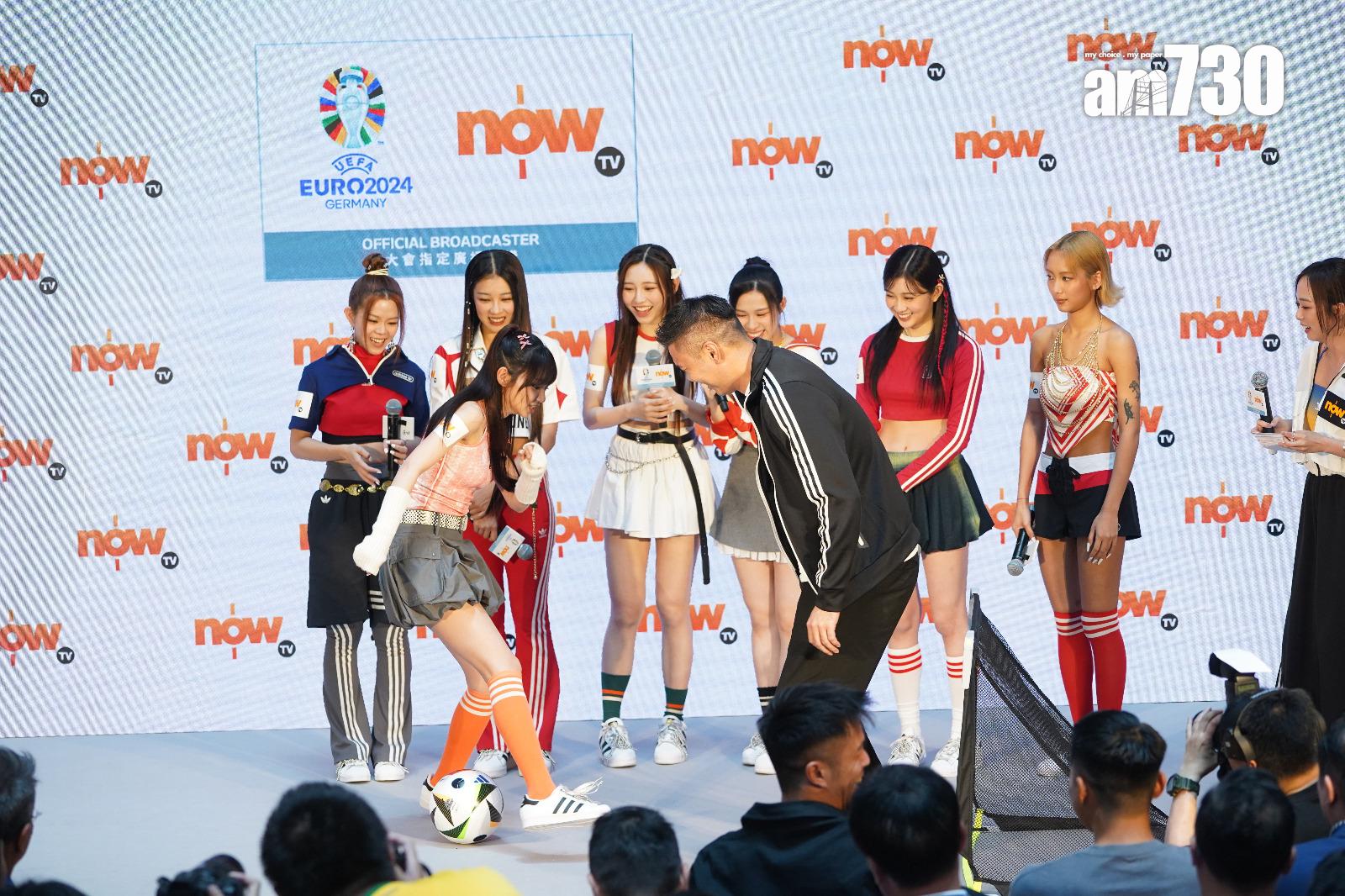 歐洲國家盃記者會,COLLAR與陳肇麒玩得投入。(董立華攝)