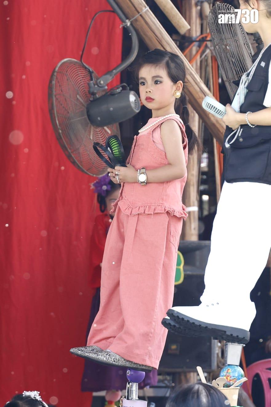 長洲飄色巡遊見到有不少社會熱門人物。(林俊源攝)