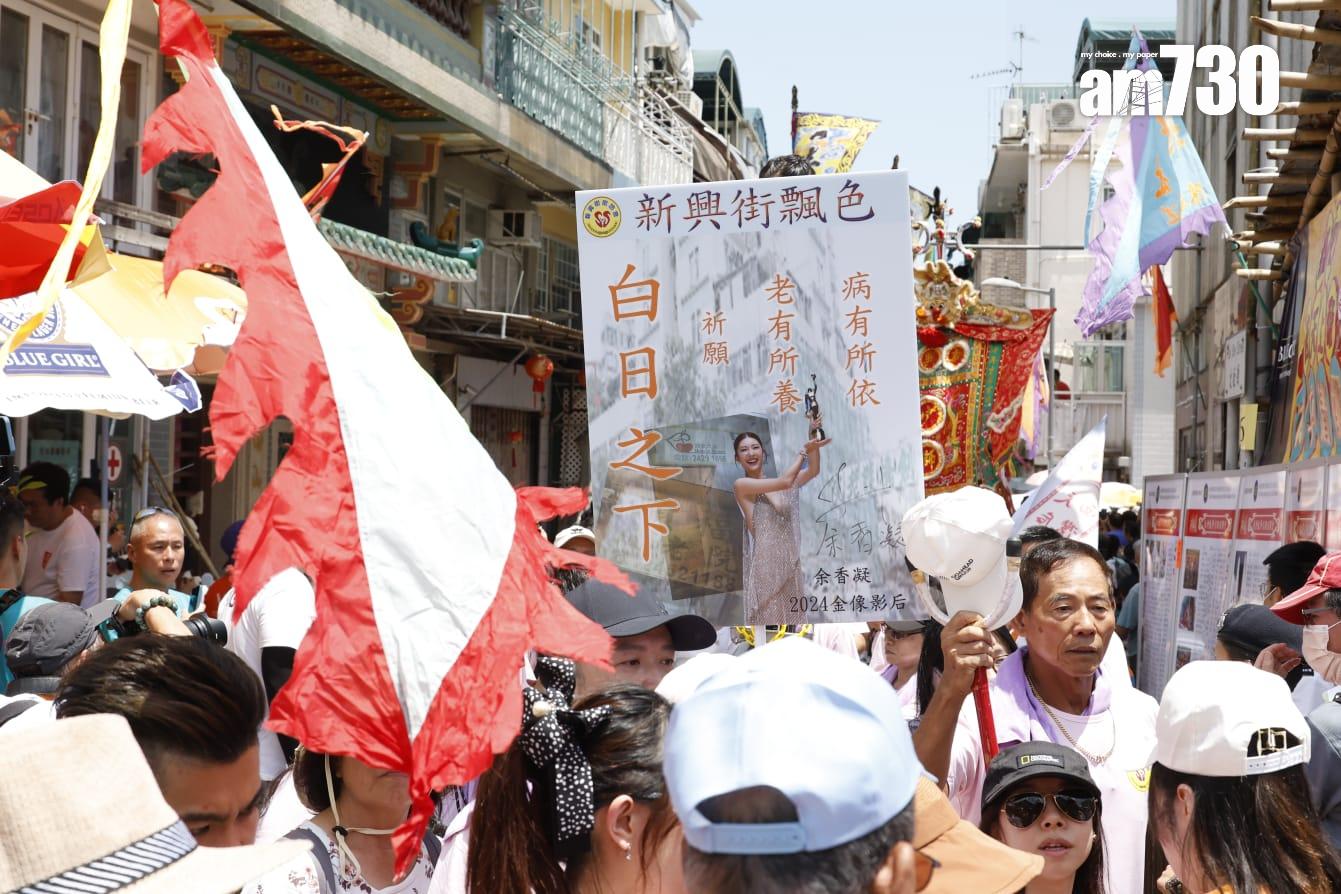 長洲飄色巡遊見到有不少社會熱門人物。(林俊源攝)