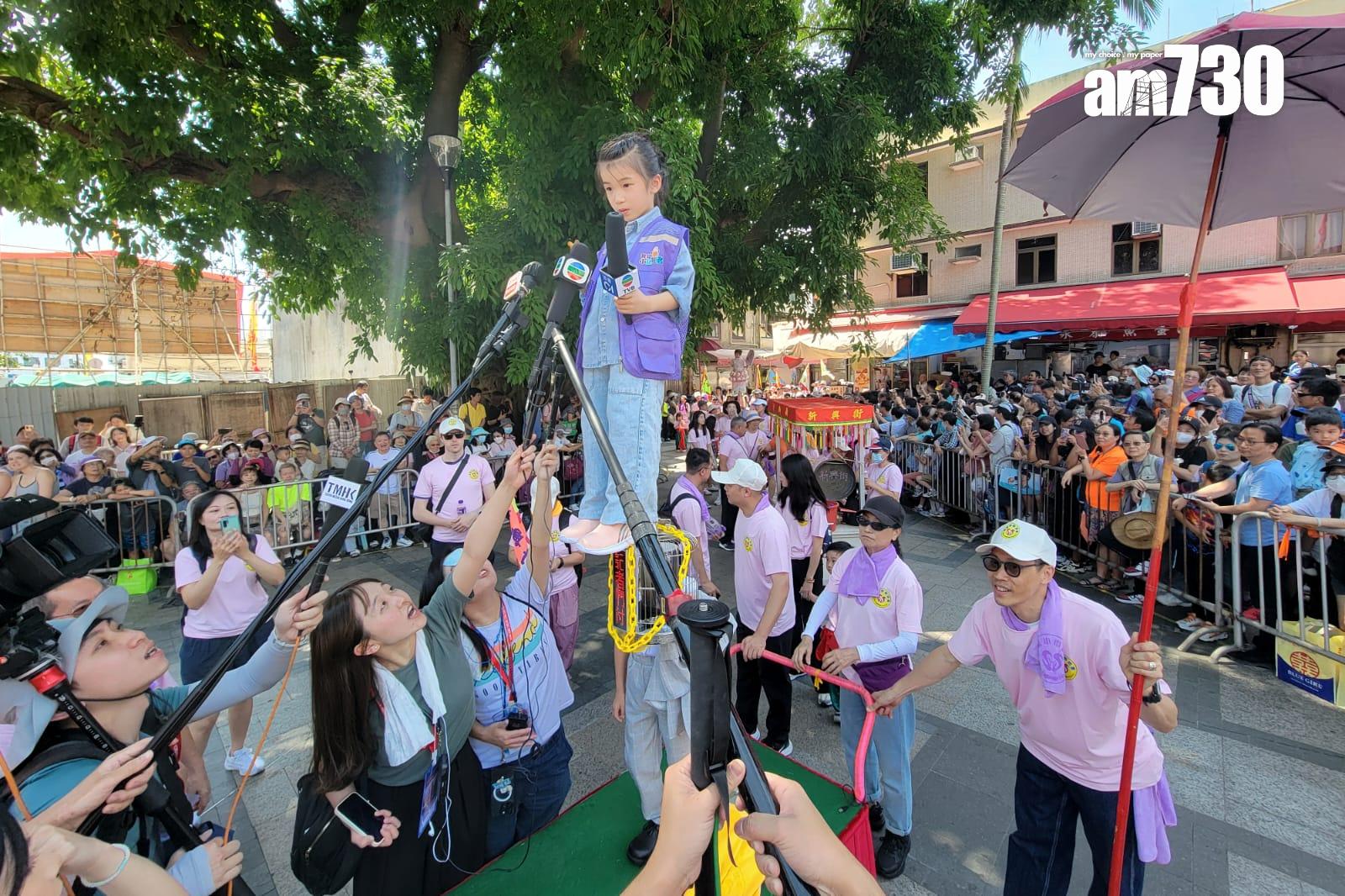 長洲飄色巡遊見到有不少社會熱門人物。(林俊源攝)