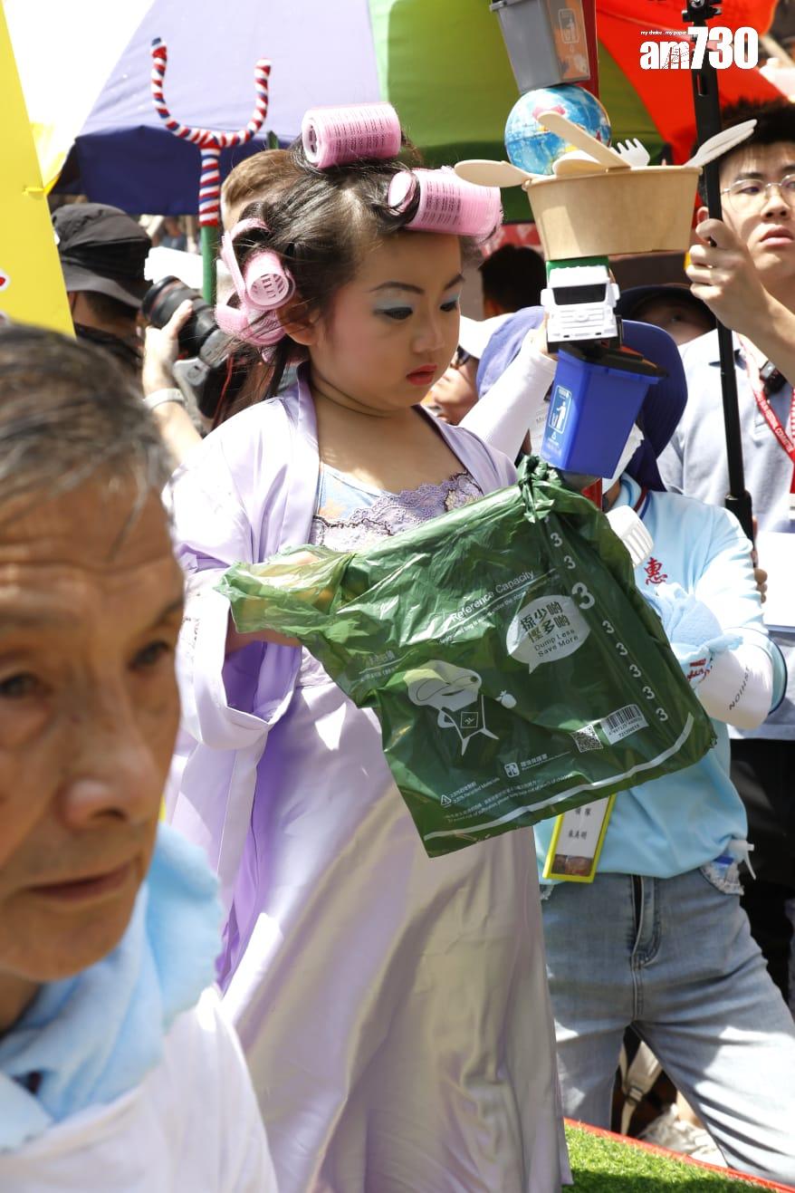 長洲飄色巡遊見到有不少社會熱門人物。(林俊源攝)