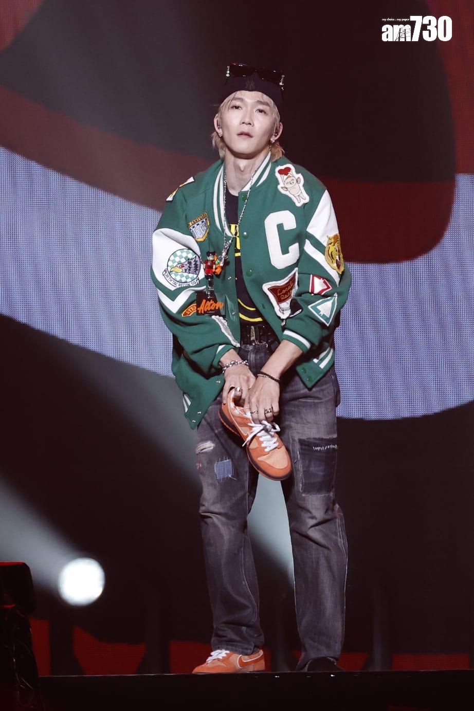 Alton在舞台上甩鞋。(林俊源攝)