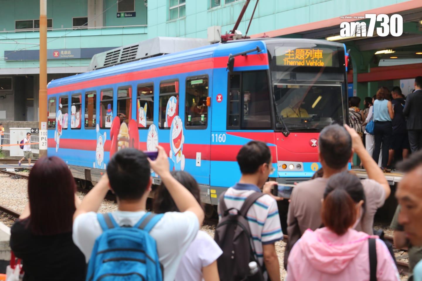 多啦 A 夢主題列車 (董立華攝)