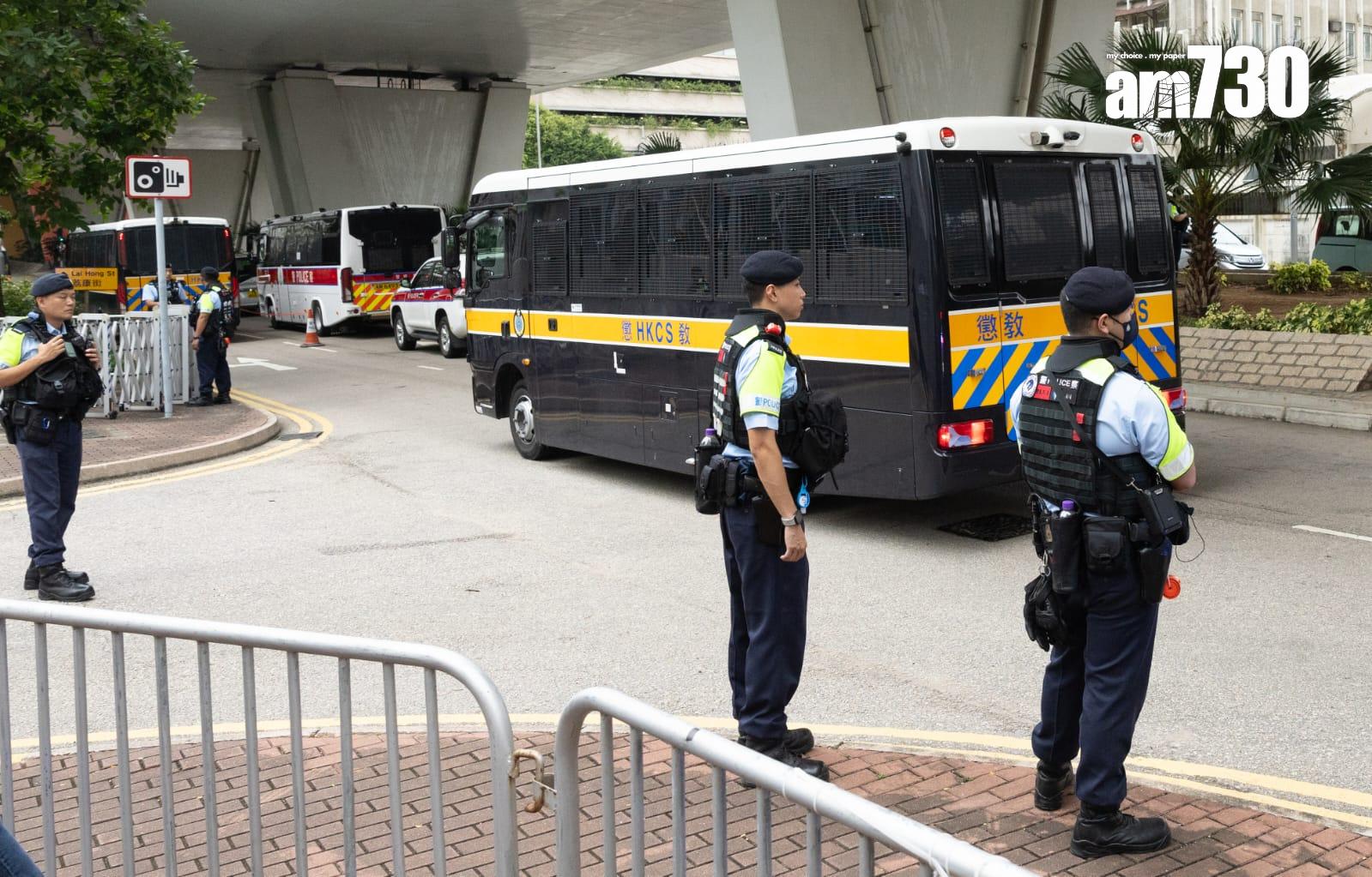 要還押的被告由囚車押送離開法院。(蘇文傑攝)