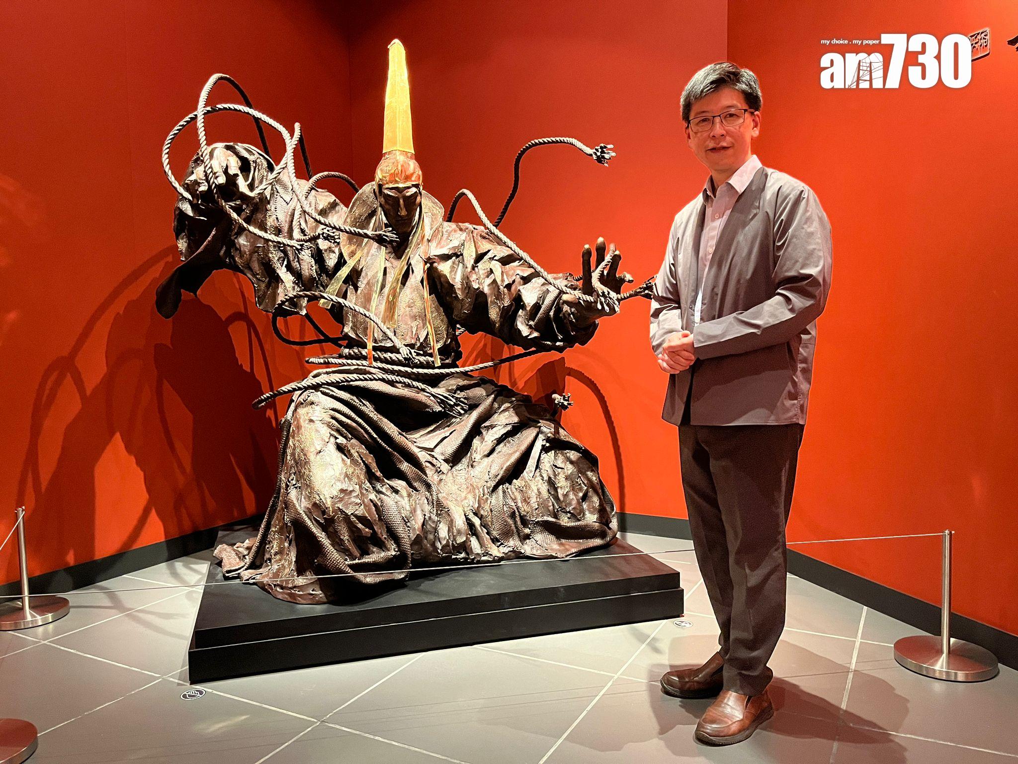 成為文化博物館館長後,鄧民亮趕上金庸百年誕辰這個「百年盛事」,並在近日舉辦「俠之大者— 金庸百年誕辰紀念.任哲雕塑展」,覺得「自己同金庸冥冥中都好似有啲聯繫咁」。(陳詠琳攝)