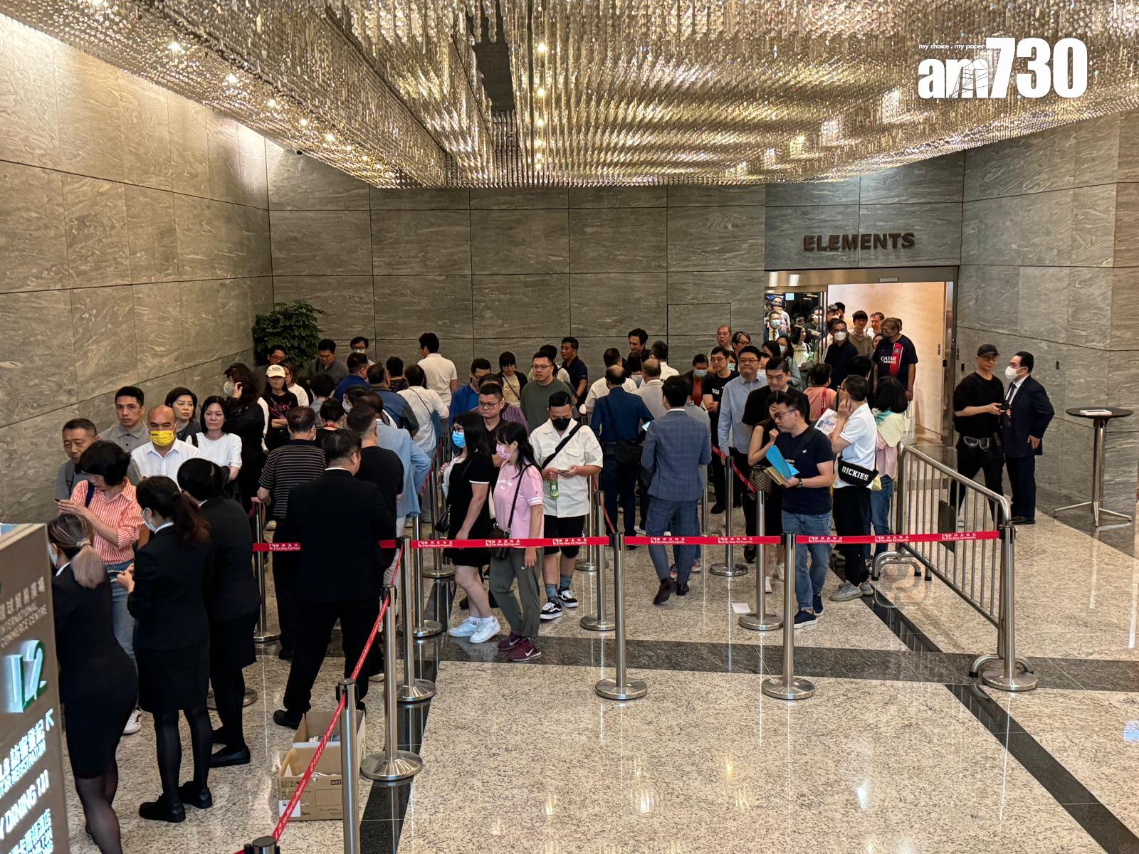 「The YOHO Hub II」今日首輪推售210伙。早上10時起A組買家報到,據現場所見,出現長長的報到人龍,場面十分墟冚。