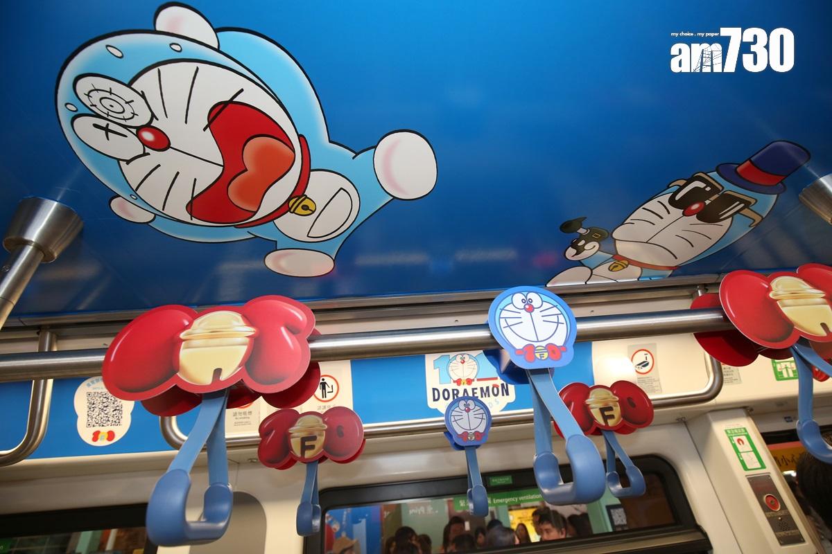 多啦A夢主題輕鐵列車的裝飾品包括車廂吊環扶手。(董立華攝)