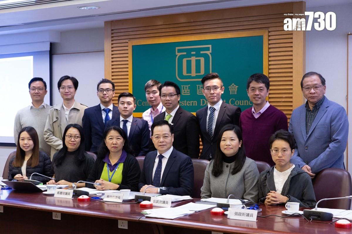 吳兆康(後排右四)曾經是中西區區議員。(資料圖片/蘇文傑攝)