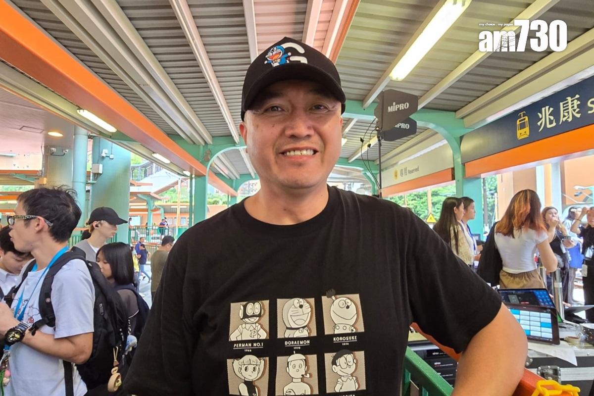 劉先生稱主題列車設計非常完美。(李朗僑攝)