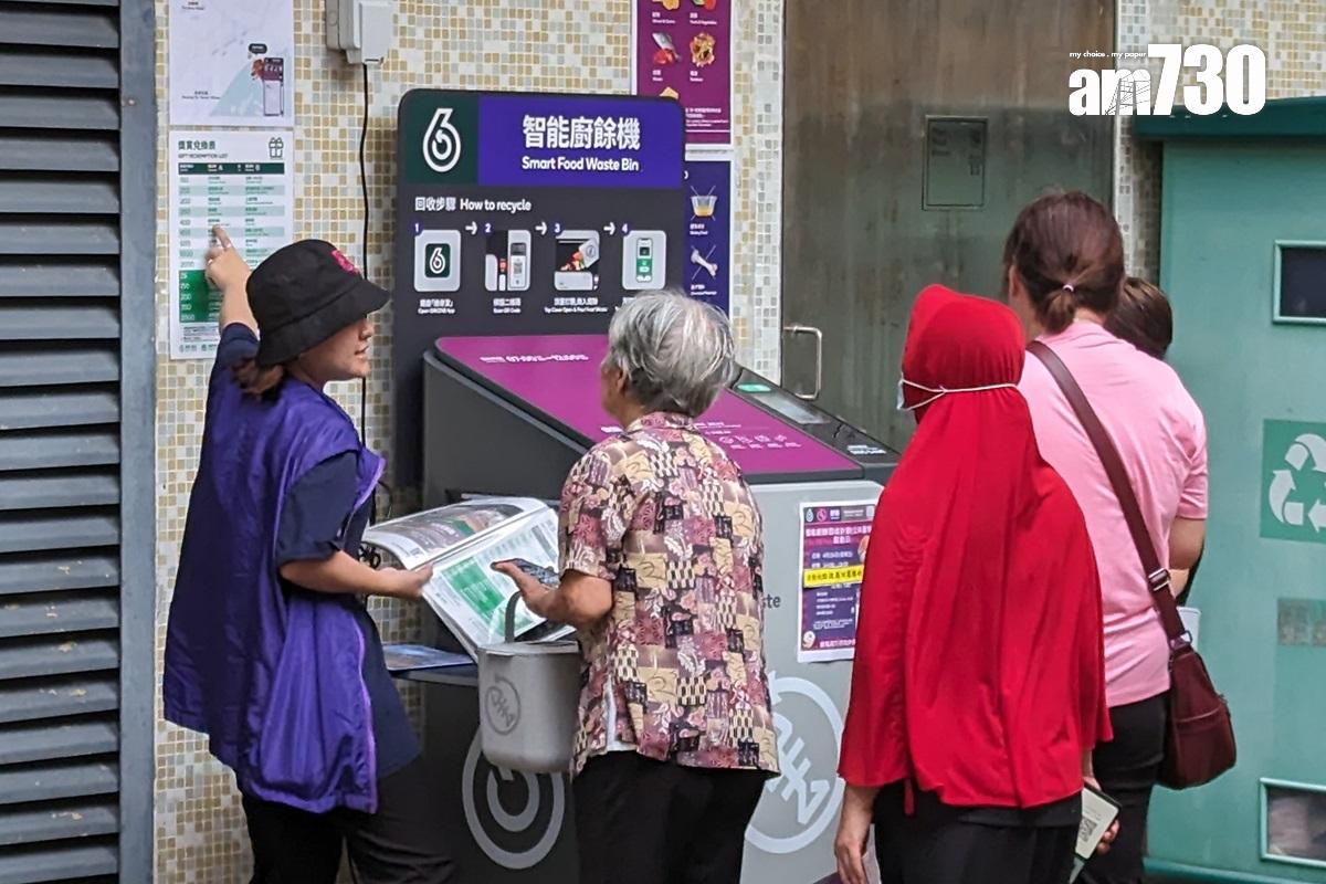 智能廚餘回收機啟用首3日,環保署會派環保大使到場教導居民使用。(羅庸軒攝)