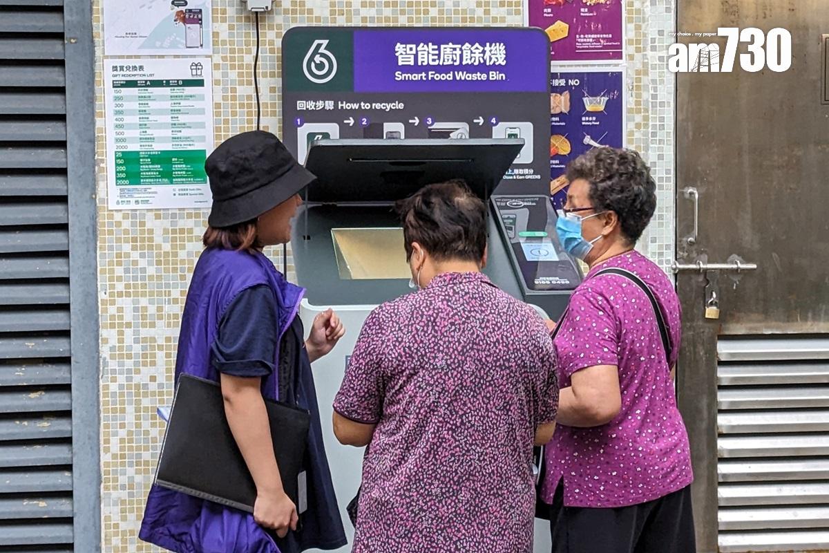 智能廚餘回收機啟用首3日,環保署會派環保大使到場教導居民使用。(羅庸軒攝)