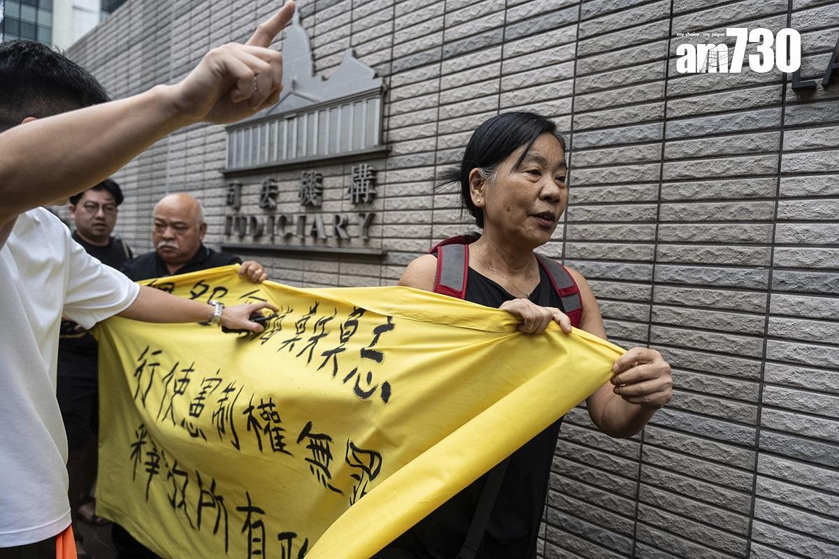 社民連陳寶瑩和曾建成等人,今早到西九龍裁判法院外拉橫額示威。(美聯社)