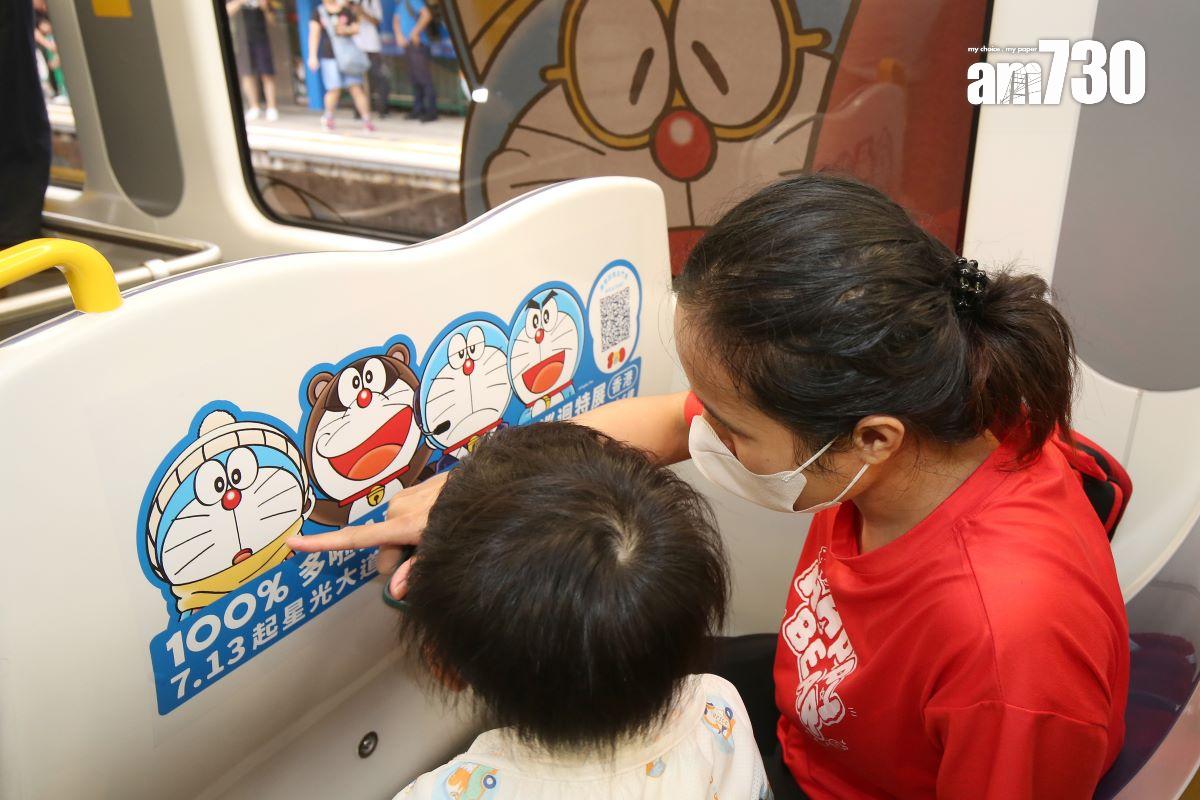 多啦A夢主題輕鐵列車即日起投入服務。(董立華攝)