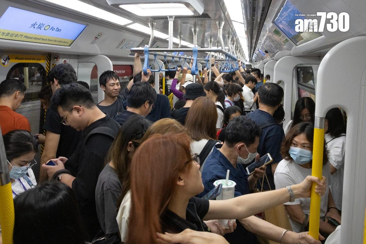 有內地旅客晚上乘搭東鐵綫列車往羅湖方向。(蘇文傑攝)
