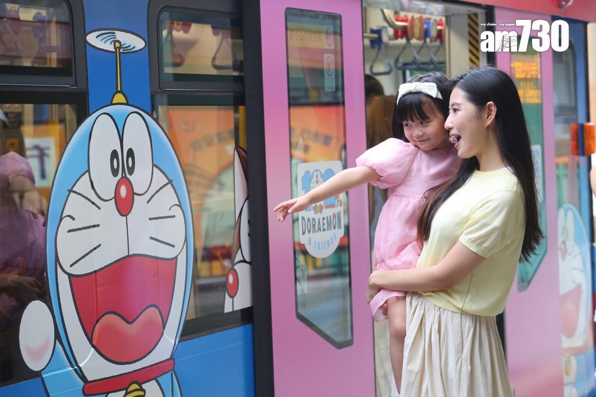 多啦A夢主題輕鐵列車即日起投入服務。(董立華攝)