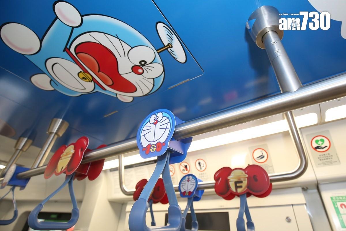 多啦A夢主題輕鐵列車的裝飾品包括車廂吊環扶手。(董立華攝)