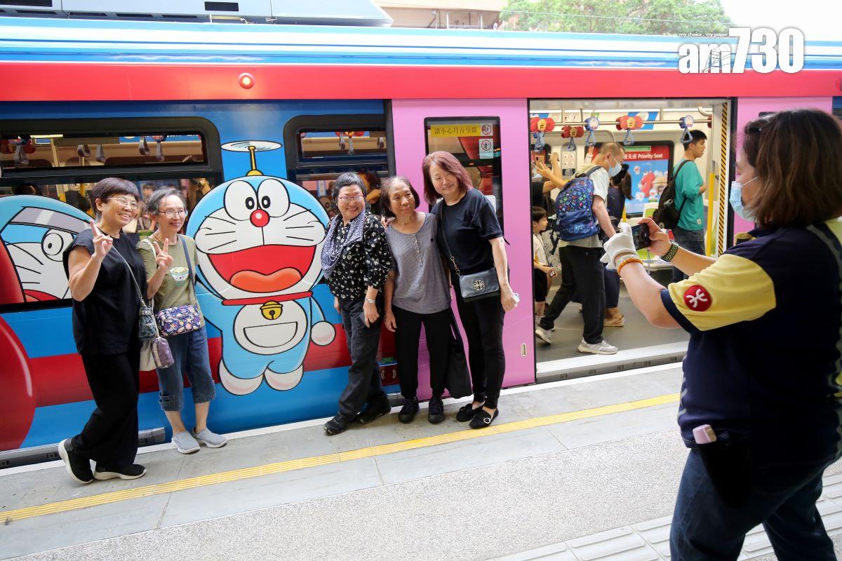 多啦A夢主題輕鐵列車即日起投入服務。(董立華攝)