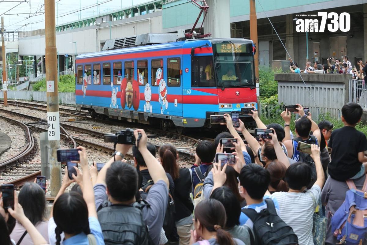多啦A夢主題輕鐵列車即日起投入服務,吸引不少粉絲和鐵路迷到場迎接。(董立華攝)