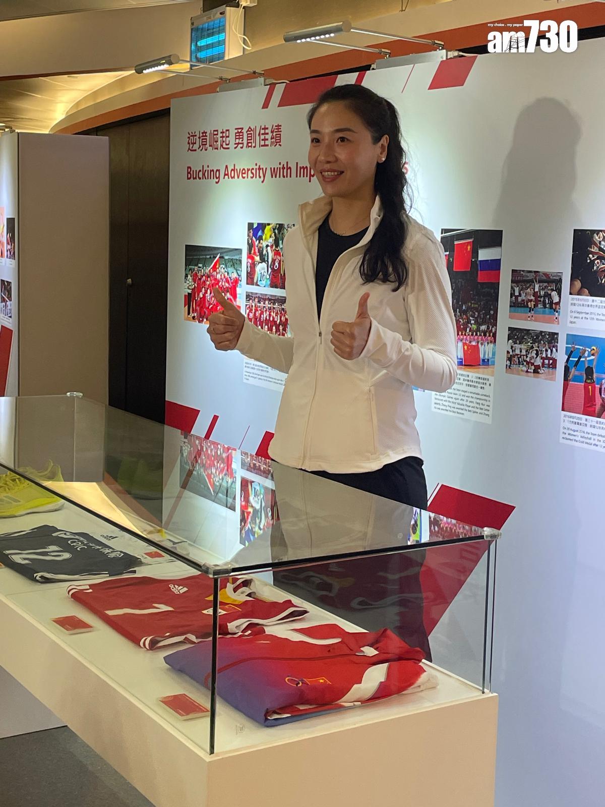 前中國女排隊隊長魏秋月參觀展覽,盼說好體育故事。(陳家莉攝)