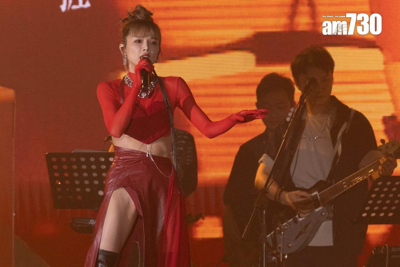 方皓玟以性感辣造型開騷,超短褲配高衩紗裙。(蘇文傑攝)