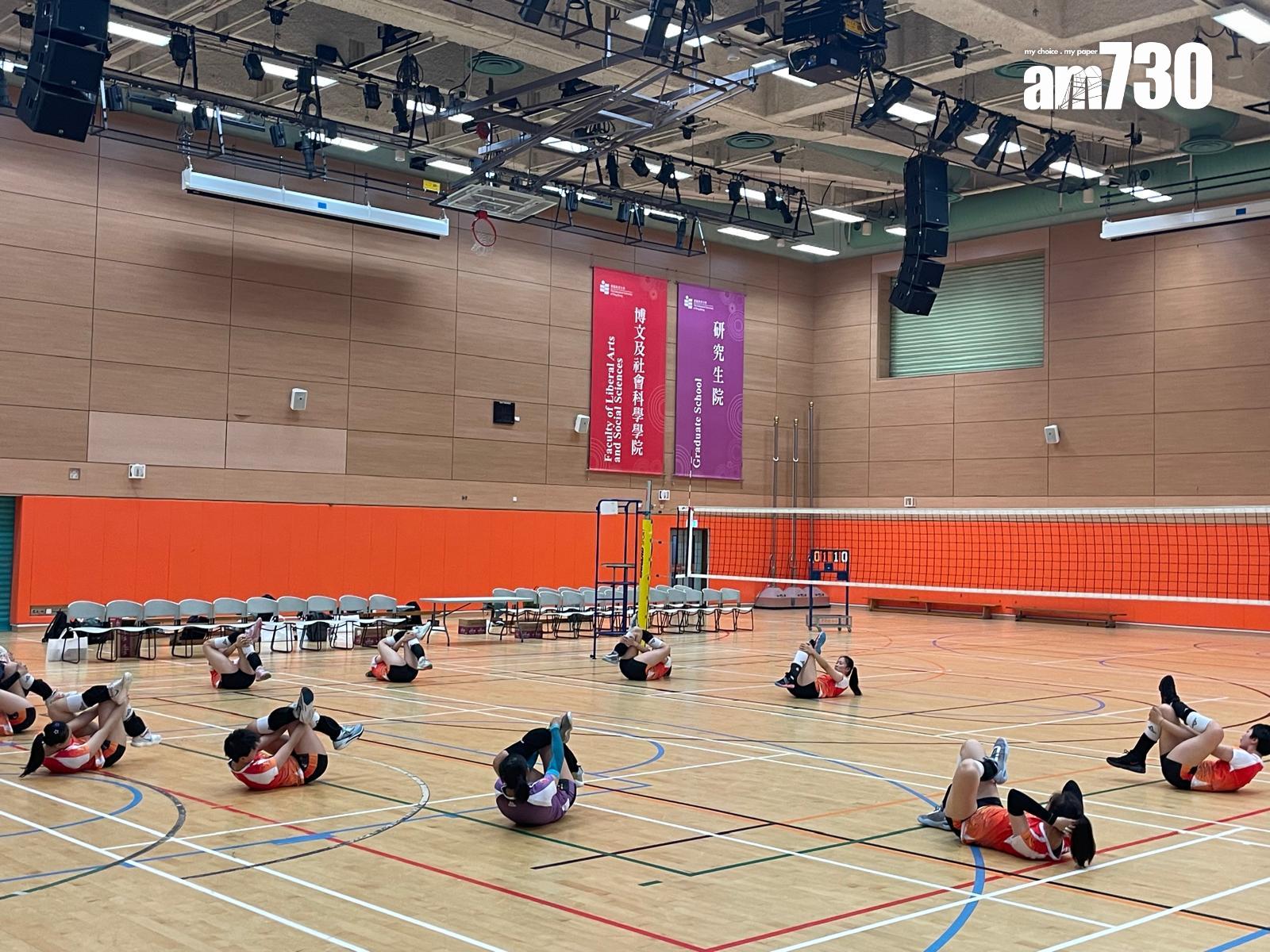 天津女子排球隊於賽前於場上熱身,為表演賽作準備。(陳家莉攝)