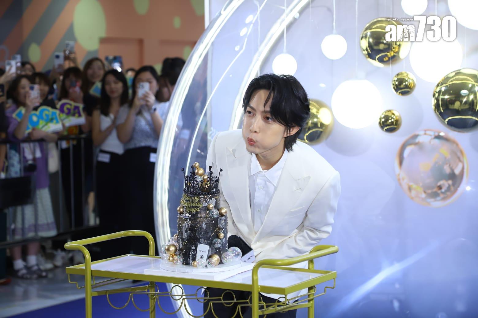 林宥嘉獲送蛋糕預祝生日,吹蠟燭許願。(羅錦鴻攝)