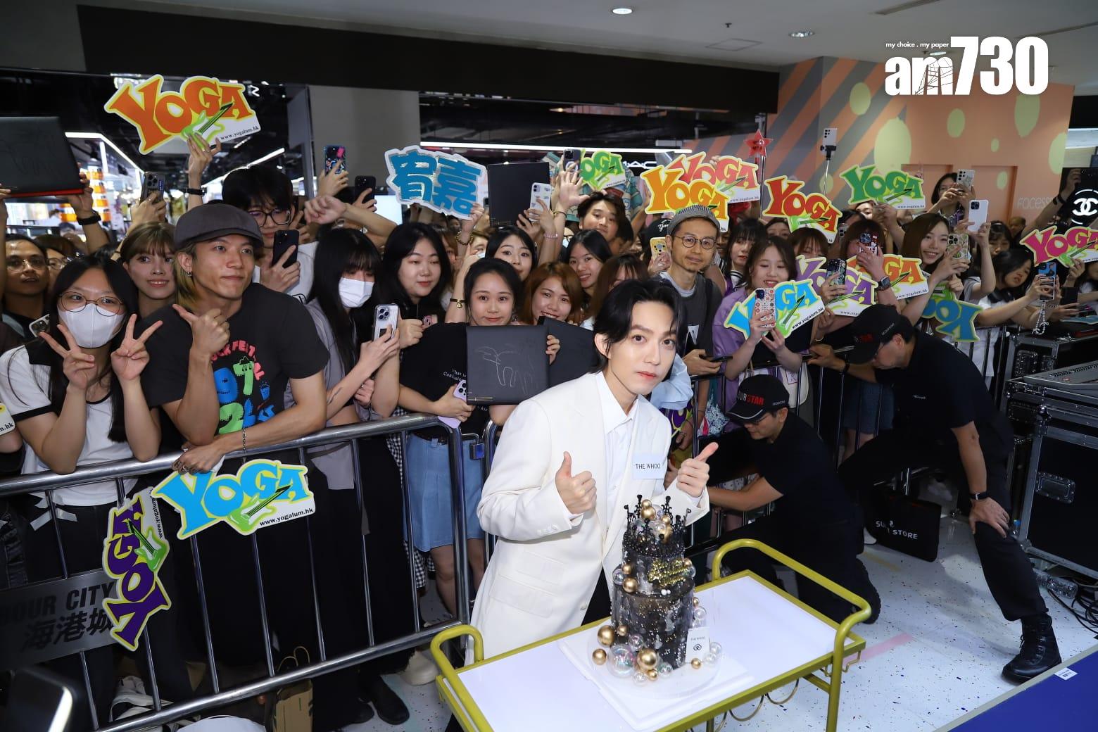 林宥嘉獲送蛋糕預祝生日,與粉絲大合照。(羅錦鴻攝)