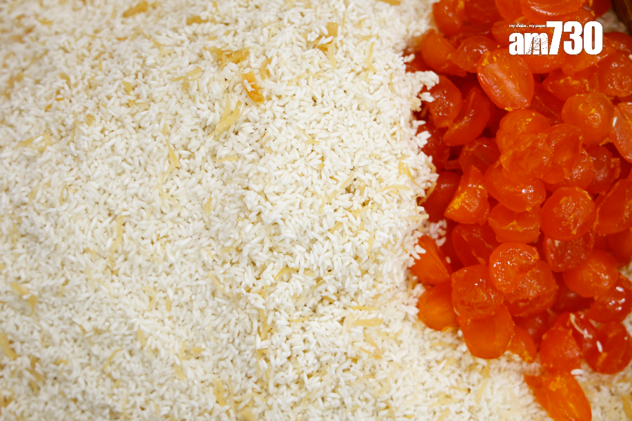 隨後負責包粽的大師傅容姨更煮了一隻讓我們即場試食,每一口都可以咬到絲絲的瑤柱,而且肉和黃的味道亦融入米中,不用額外調味,已十分美味。攝:林俊源