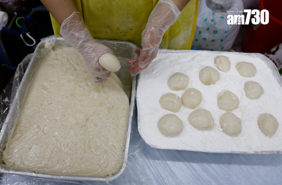 看著師傅以人手包岀粒粒包滿的糯米糍,雖然速度已十分快,但仍是趕不上店外的人龍,可見其有多受歡迎。攝:林俊源