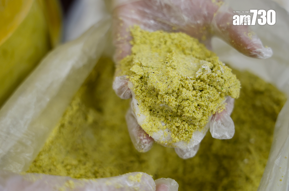 」最近大熱的開心果糯米糍,內餡便是經過多次改良,果仁要先以機械慢磨,速度一過快便會變成漿,令其香味減弱。攝:林俊源