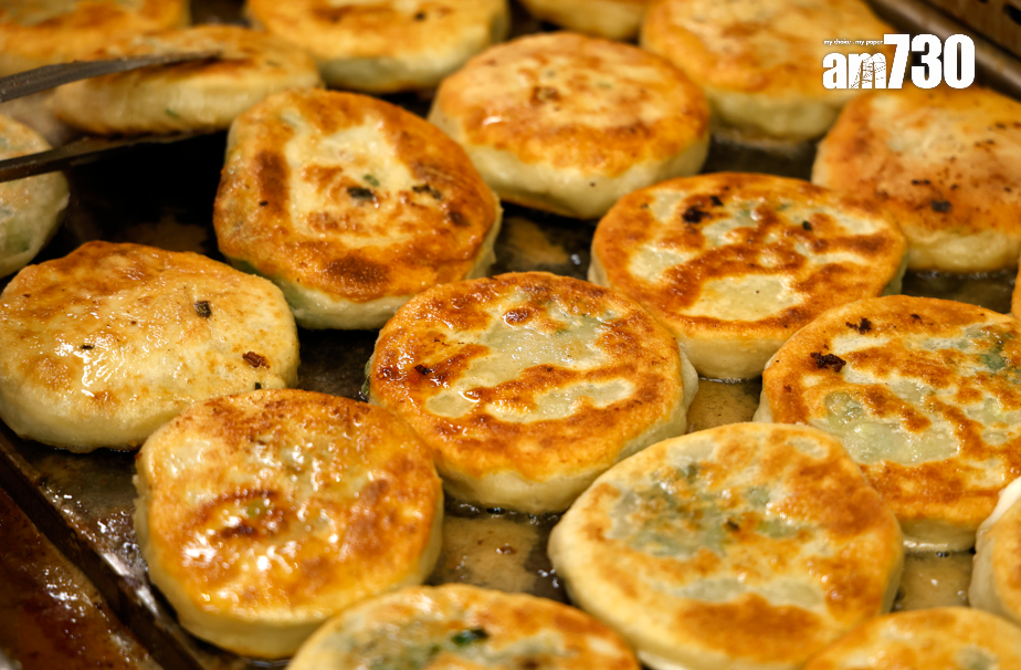 韮菜餅煎得金黃焦香,香氣充斥整個店舖。攝:林俊源