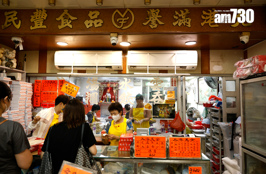 少說店舖內也有數十位師傅在趕製各類食品,位位都身藏絕技,個個崗位都能隨時頂上。攝:林俊源