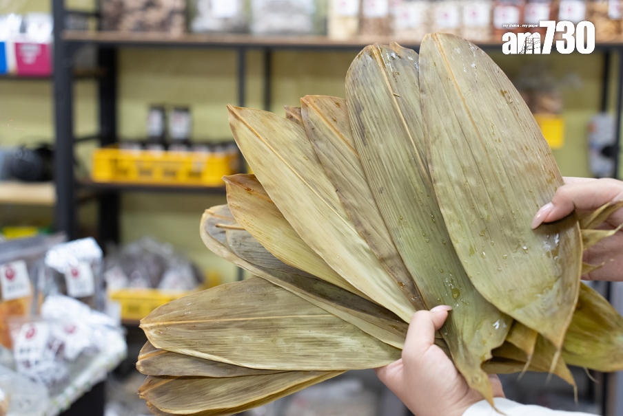 日賣千隻,粽葉如紙般,一不慎便會划傷手。攝:林靄怡