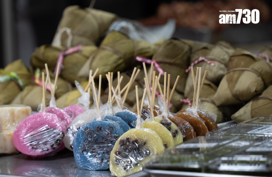 訪問其間,丈夫袁生在一邊默默包裝砵仔糕、清理陳列櫃,打點著店舖的一切。攝:林靄怡