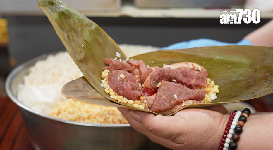 包粽看似簡單,但打兜打得不好便無法包岀足料的粽。攝:林靄怡