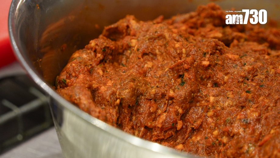 印度爐燒羊把羊小腿肉去根去肥,然後打成絞肉狀,再混合薄荷葉、芫荽籽等香料再燒。