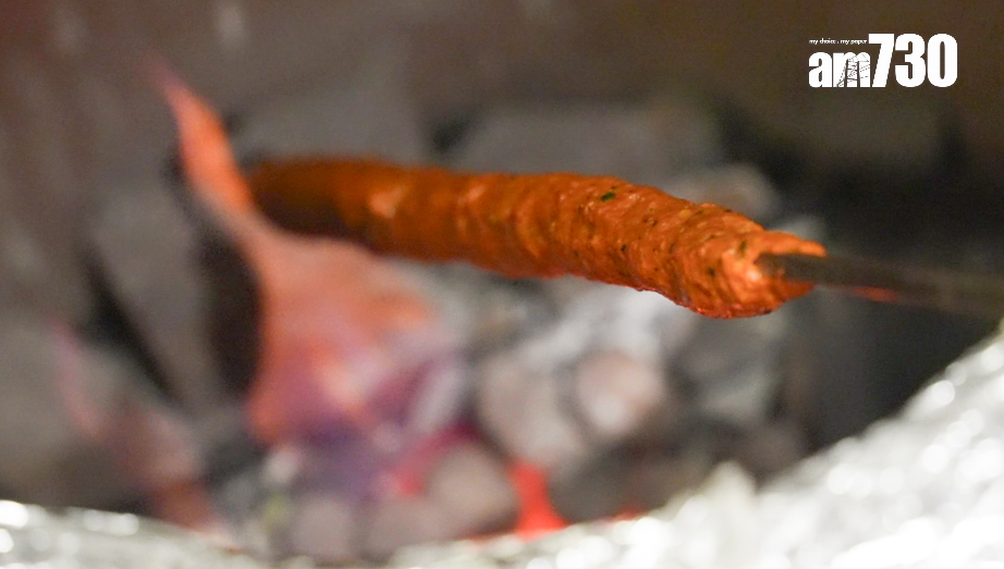 一位酷似Mario的印度廚師便把香氣四溢的爐燒羊送岀,並在熱熱的石板上淋上牛油。