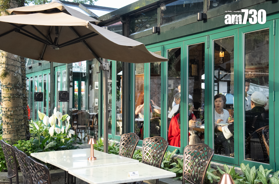 當日天朗氣清,不少客人都選擇在露天花園中邊享受食物和美景,對比起另一邊維港兩岸的繁華,這邊反而可以看見一望無際的南海景色。攝:林靄怡