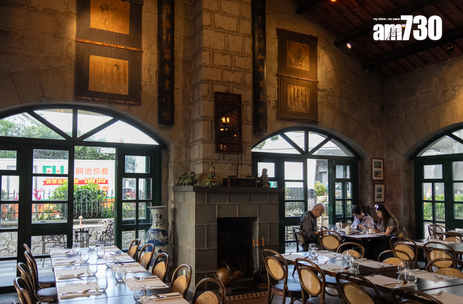 石牆上的古物和舊照片都見證了太平山餐廳的故事。攝:林靄怡