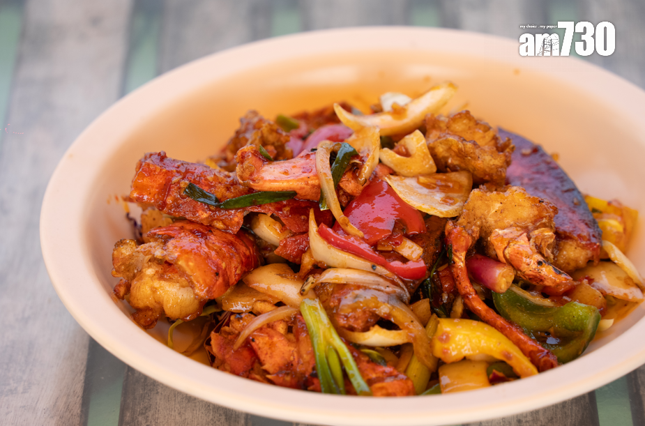 蜜糖龍蝦混合了各國的香料和時令水果,更襯岀肉質的爽甜。攝:林靄怡