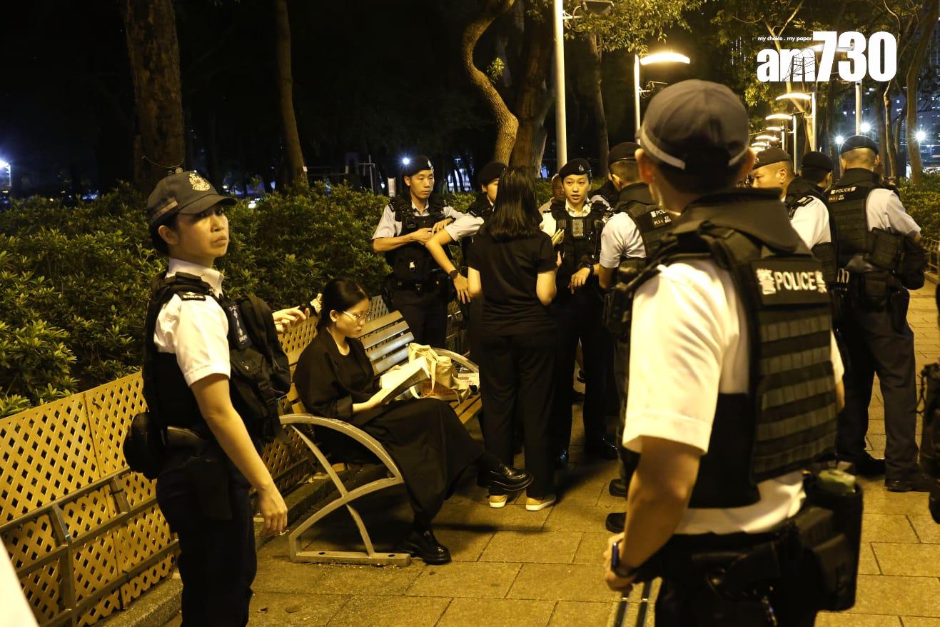 警員又在維園內巡邏,截查坐在公園內長櫈的市民,並勸喻部分人士離開。(資料圖片)