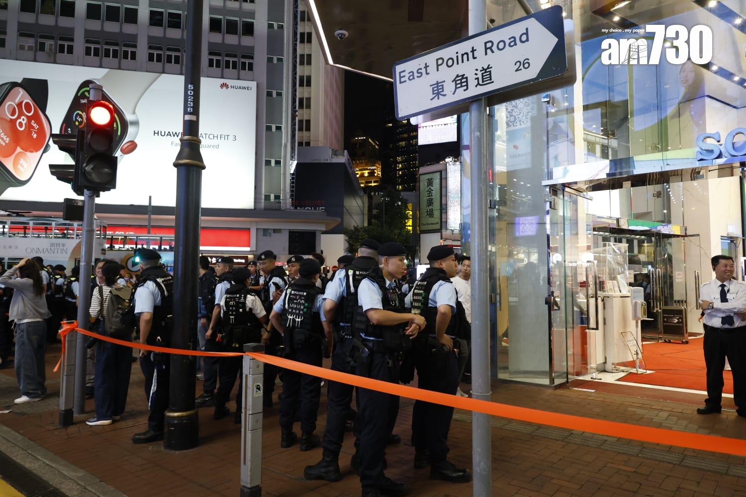 昨日入夜後,銅鑼灣一帶警力加強,在銅鑼灣東角道對出,大批警察穿上防刺背心。(資料圖片)