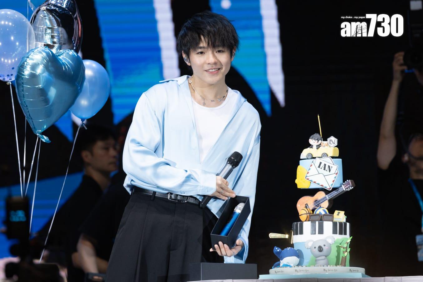 陳卓賢移師會展與3000位粉絲慶祝。 (蘇文傑攝)