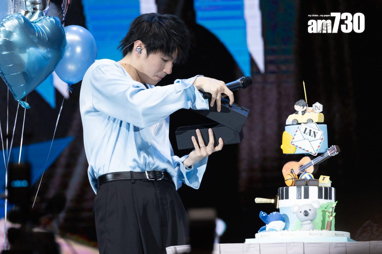 陳卓賢移師會展與3000位粉絲慶祝。 (蘇文傑攝)