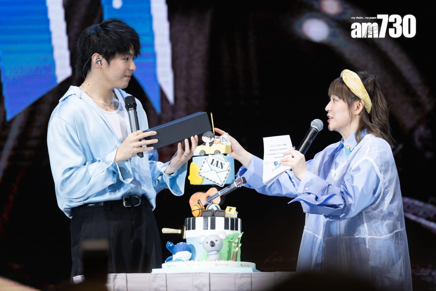 陳卓賢移師會展與3000位粉絲慶祝。 (蘇文傑攝)