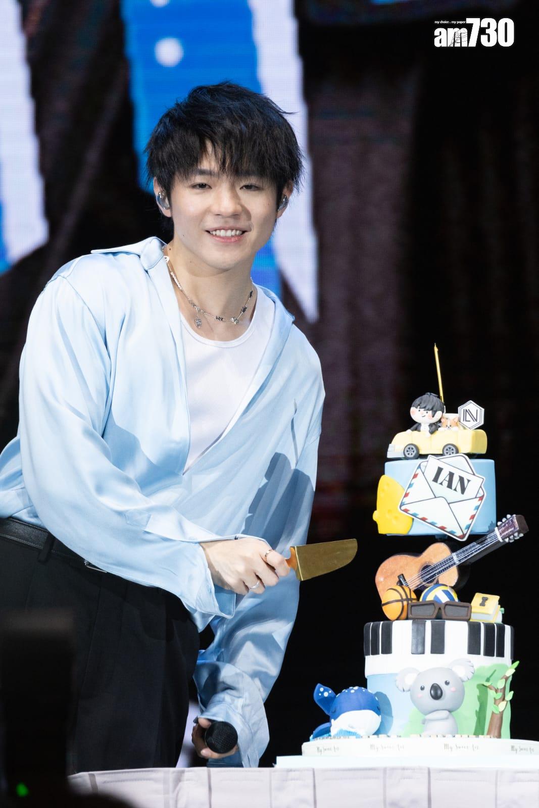 陳卓賢移師會展與3000位粉絲慶祝。 (蘇文傑攝)